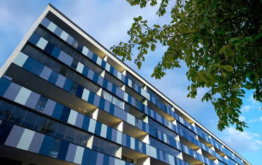 Deszcz a montaż elewacji wentylowanej: jak bezstresowo prowadzić prace jesienią?